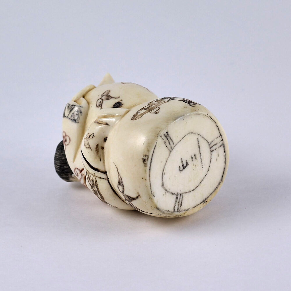 Нэцкэ Мальчик Карако на огромной тыкве-горлянке