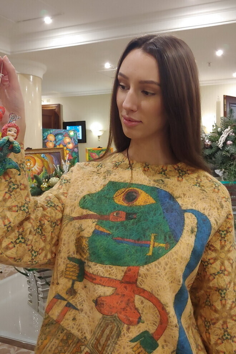 Шерстяной свитер с принтом, по мотивам живописи художника сюрреалиста Виктора Браунера