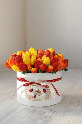 Шляпная коробка с клубникой и тюльпанами "Весенний сад"