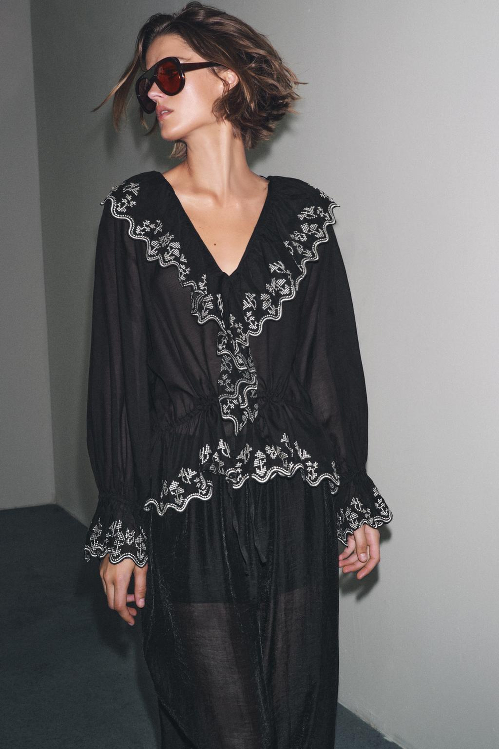 ZARA БЛУЗА С ВЫШИВКОЙ И РЮШАМИ ZW COLLECTION, ЧЕРНЫЙ