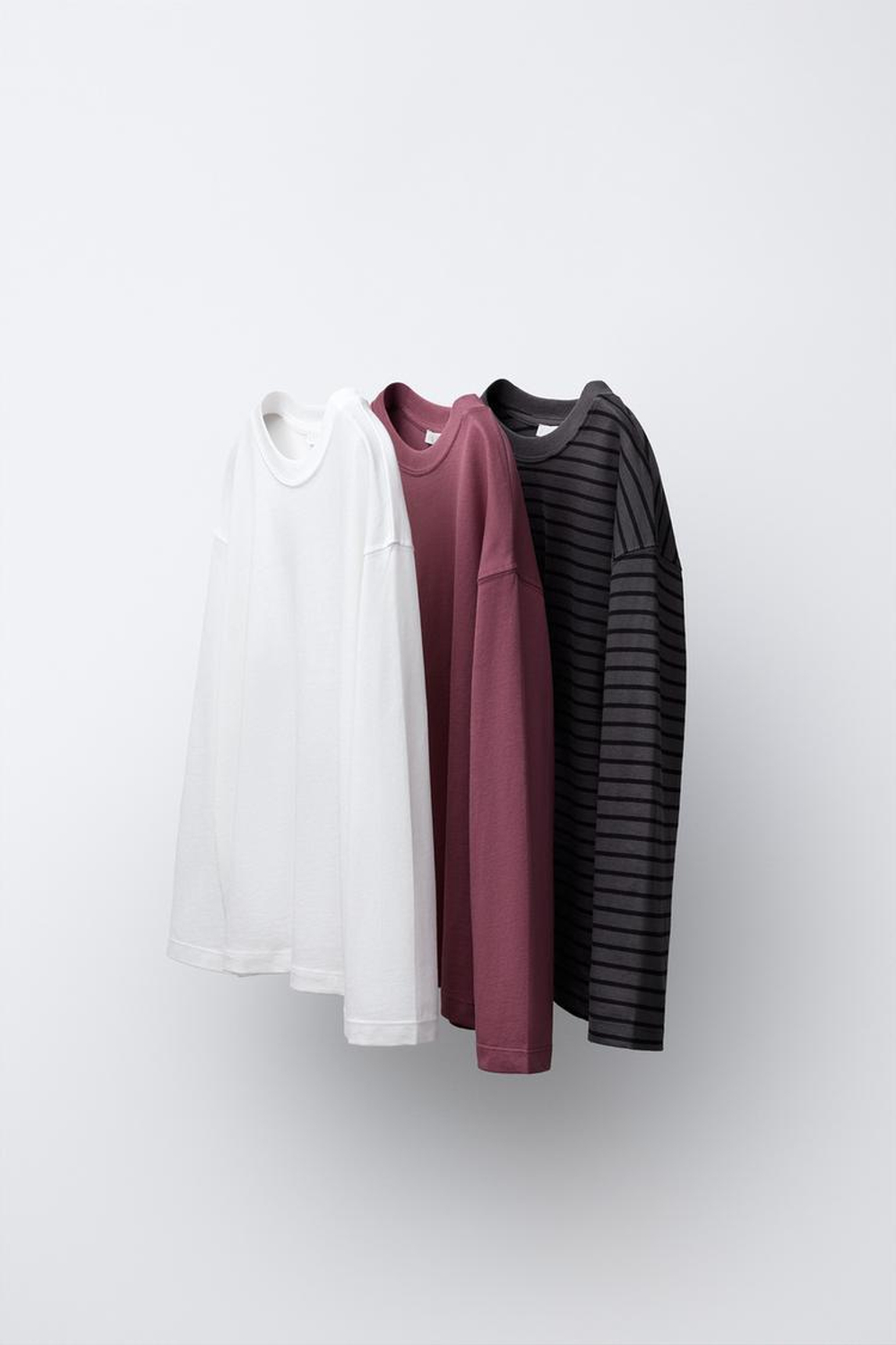 ZARA НАБОР ИЗ ТРЕХ ОДНОТОННЫХ ФУТБОЛОК И ФУТБОЛОК В ПОЛОСКУ, СЕРО-ГРАНАТОВЫЙ