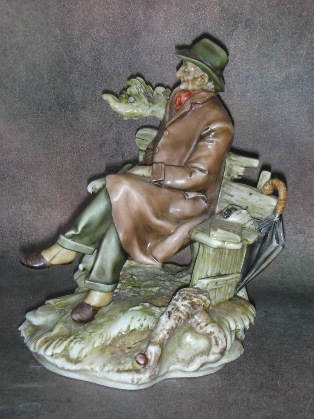 Статуэтка. Фарфор. Отдых на скамье. Capodimonte. Италия
