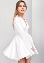 Платье со спущенным плечом белое