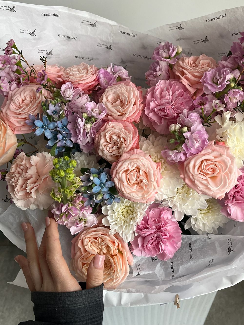 Букет из кустовых пионовидных роз, окипеталума, маттиолы, диантусов и хризантемы