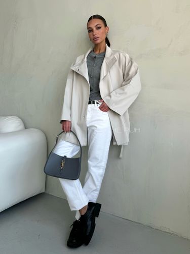 Молочный укороченный плащ с поясом