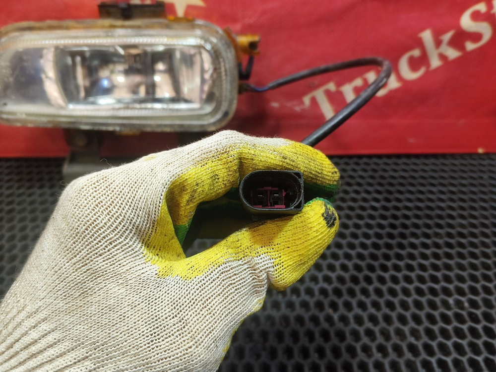 Фара противотуманная левая