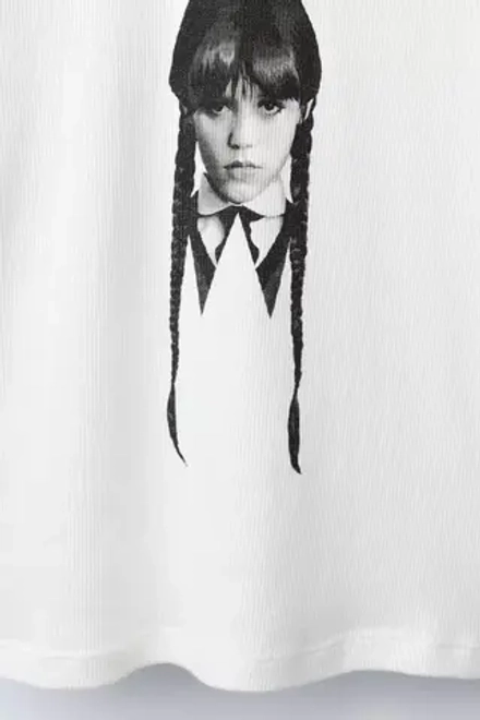 ZARA ФУТБОЛКА В РУБЧИК WEDNESDAY ©, БЕЛЫЙ