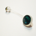 Для пирсинга пупка ( длина 20 мм) с темно зелеными кристаллами. Материал биофлекс ( для беременных)