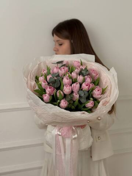 Букет 35 нежных пионовидных тюльпанов