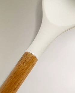 ZARA HOME СИЛИКОНОВАЯ ЛОЖКА С ДЕРЕВЯННОЙ РУЧКОЙ, КРЕМОВЫЙ