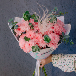 153. Нежный стойкий букет из кустовой хризантемы с эвкалиптом