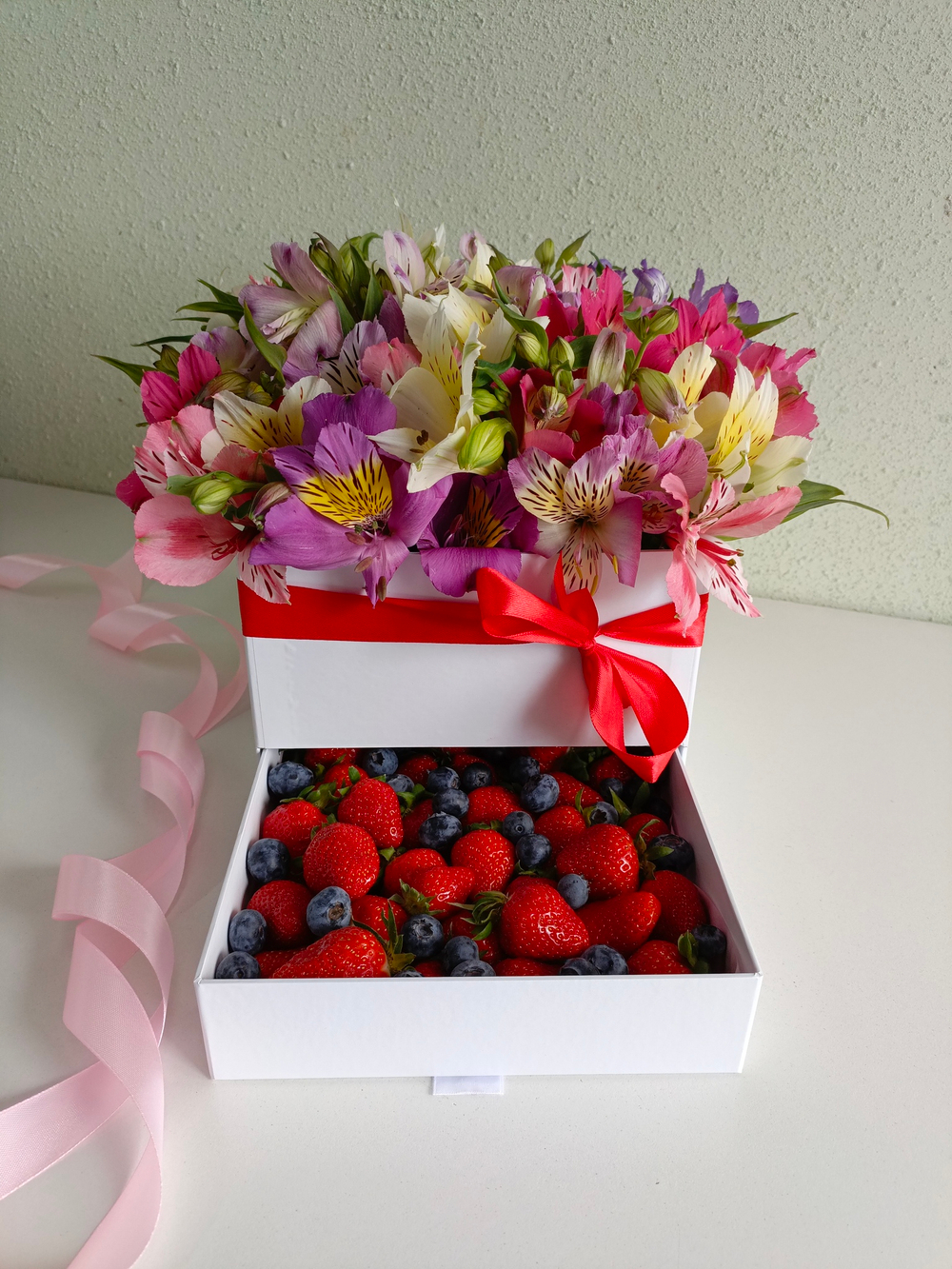 Шкатулка с ягодами и цветами