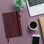 Ежедневник датированный 2025, А5, 138x213 мм, BRAUBERG "Wood", под кожу, держатель для ручки, резинка-фиксатор, бордовый, 115831