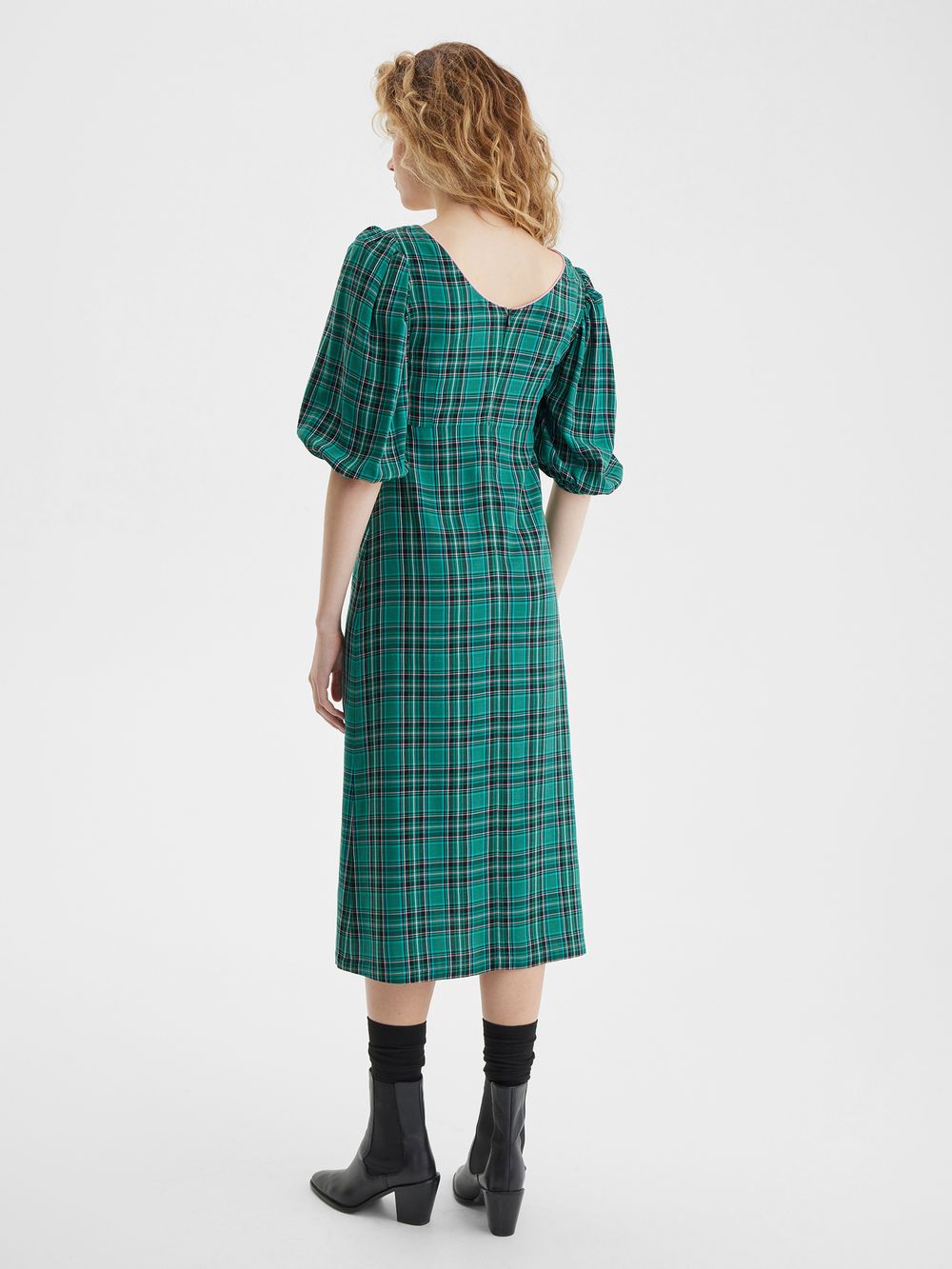 Платье с фигурным лифом и объемными рукавами в клетку