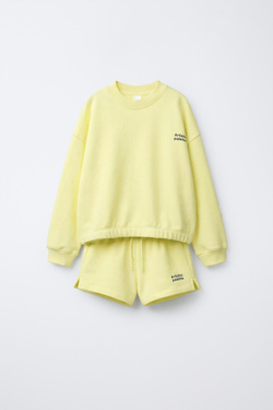 ZARA КОМПЛЕКТ ИЗ ТОЛСТОВКИ И ШОРТОВ С НАДПИСЬЮ, ЖЕЛТЫЙ