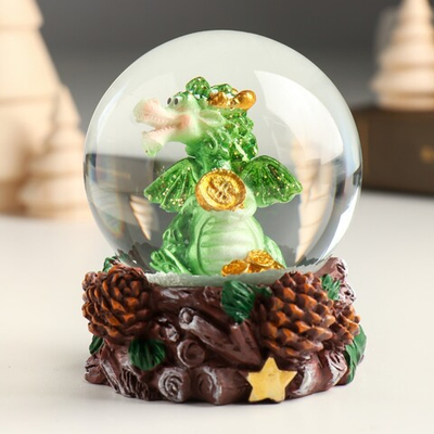 Сувенир полистоун водяной шар "Зелёный дракон на пенёчке с шишками"  7,3х7х8,5 см