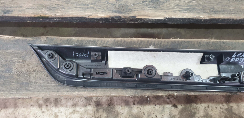 Накладка обшивки двери задней правой Lexus LX 3 (LX 570) 15-23 Б/У Оригинал 6770760100