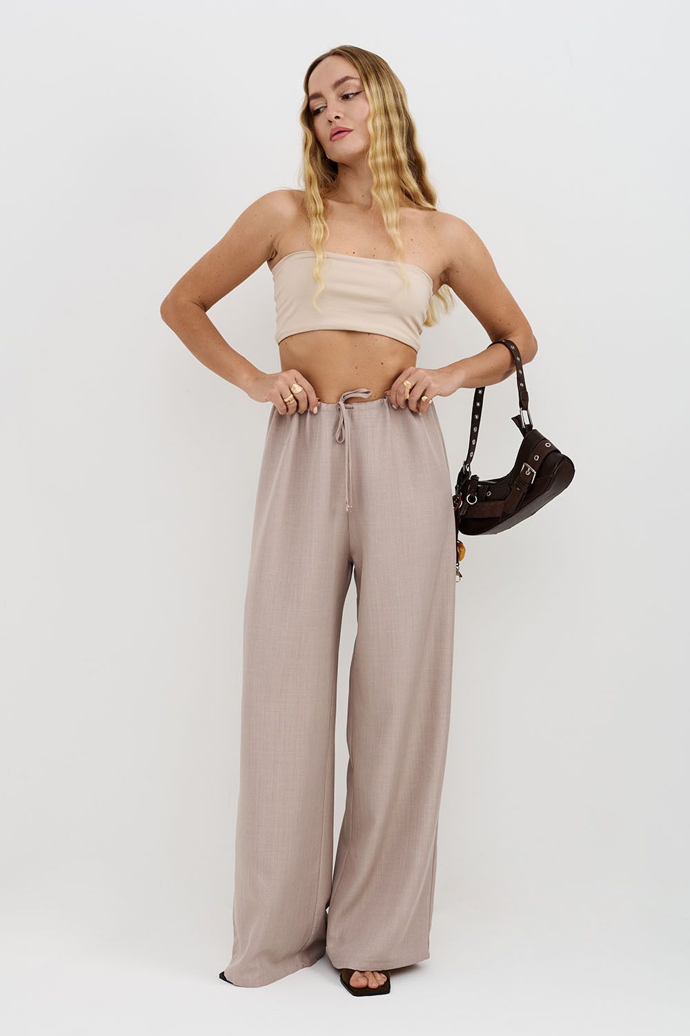 Брюки свободные на резинке серо-бежевого цвета