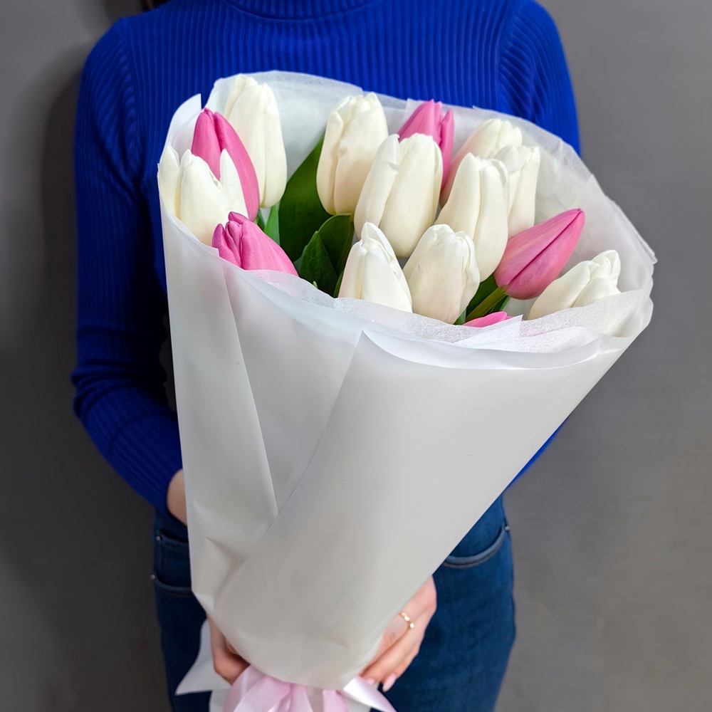 Букетик из 15 белых и розовых тюльпанов