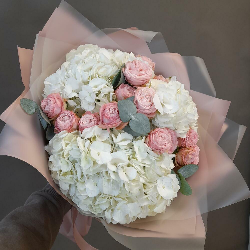 Букет из гортензий и пионовидных кустовых роз с эвкалиптом ПРЕДЗАКАЗ
