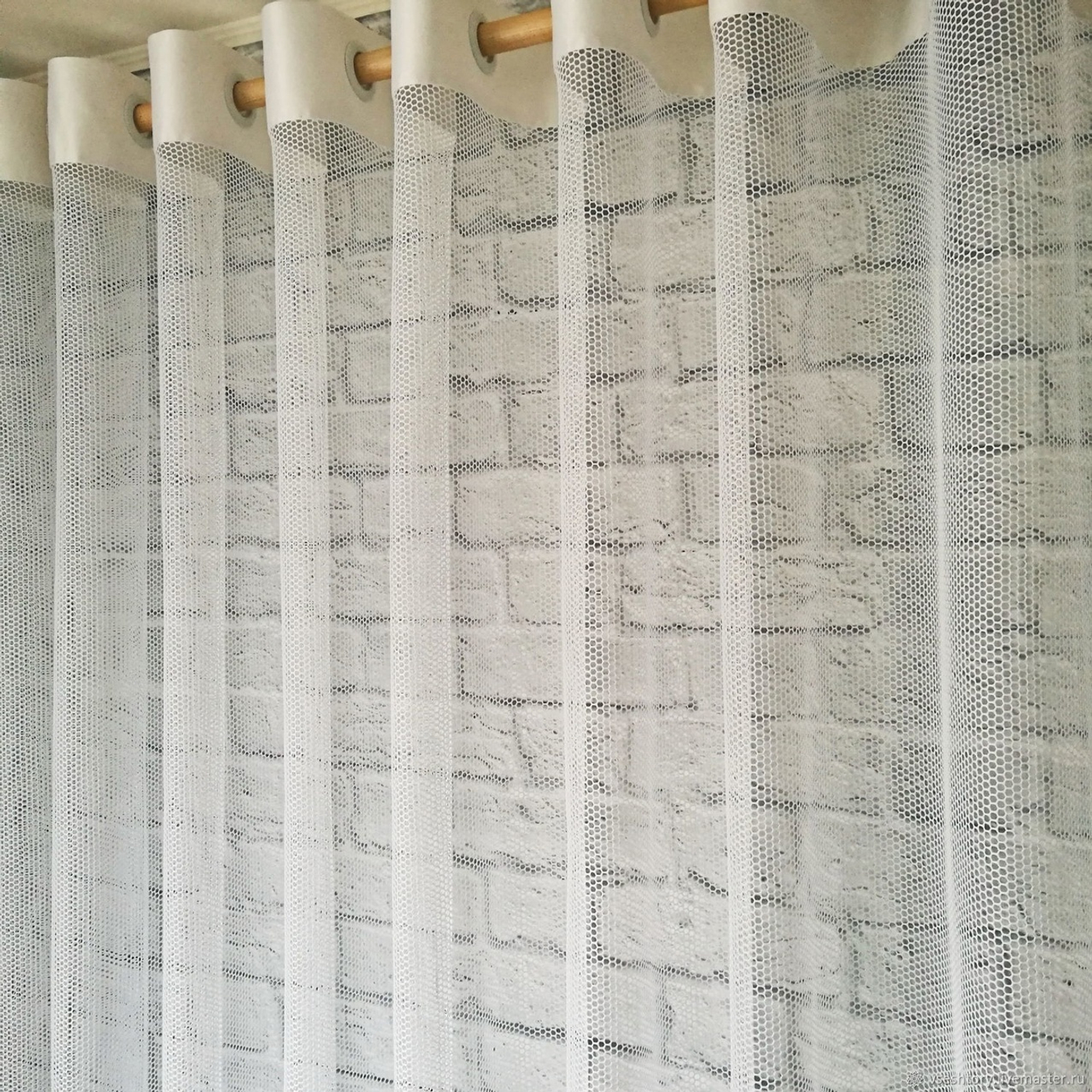 Тюль-сетка все чаще используется для оформления оконных проемов.