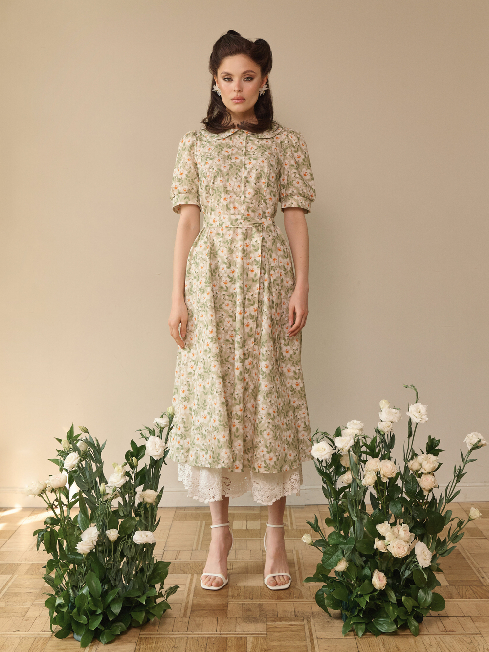 Платье с отложным воротником