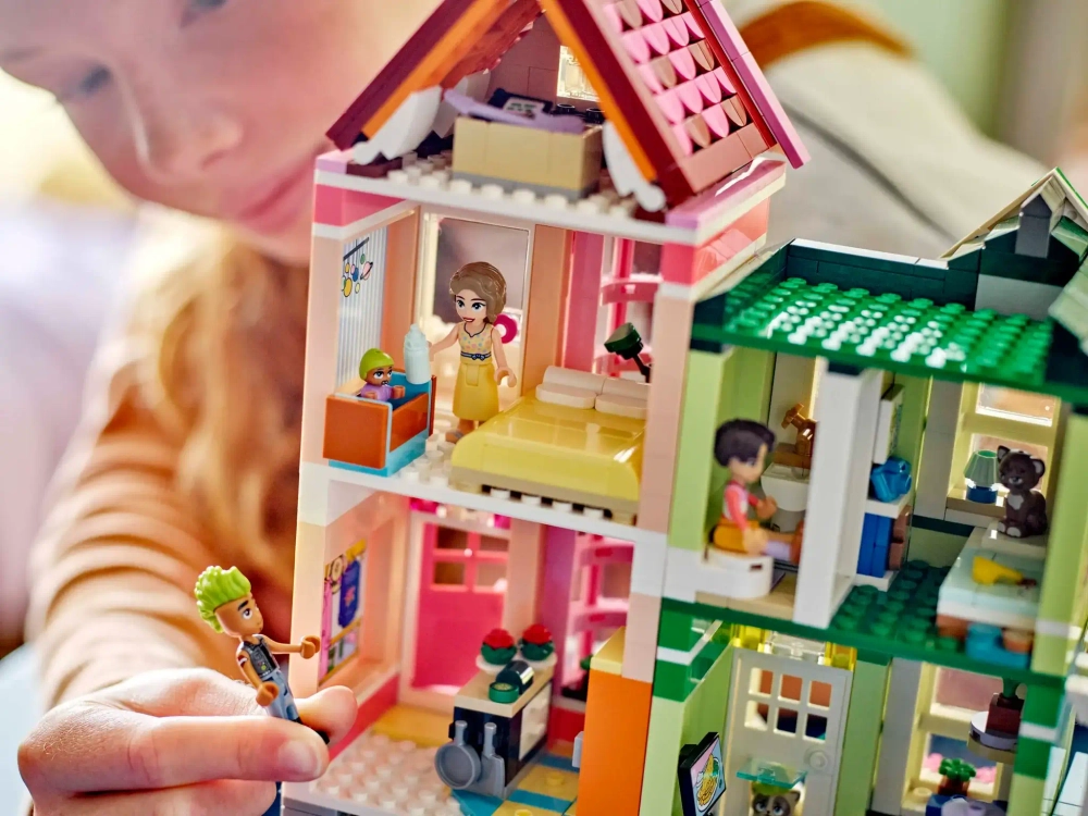 Конструктор LEGO Friends 42670 Апартаменты и магазины в Хартлейк-Сити
