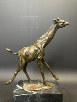 Бронзовая статуэтка «Жираф на постаменте»