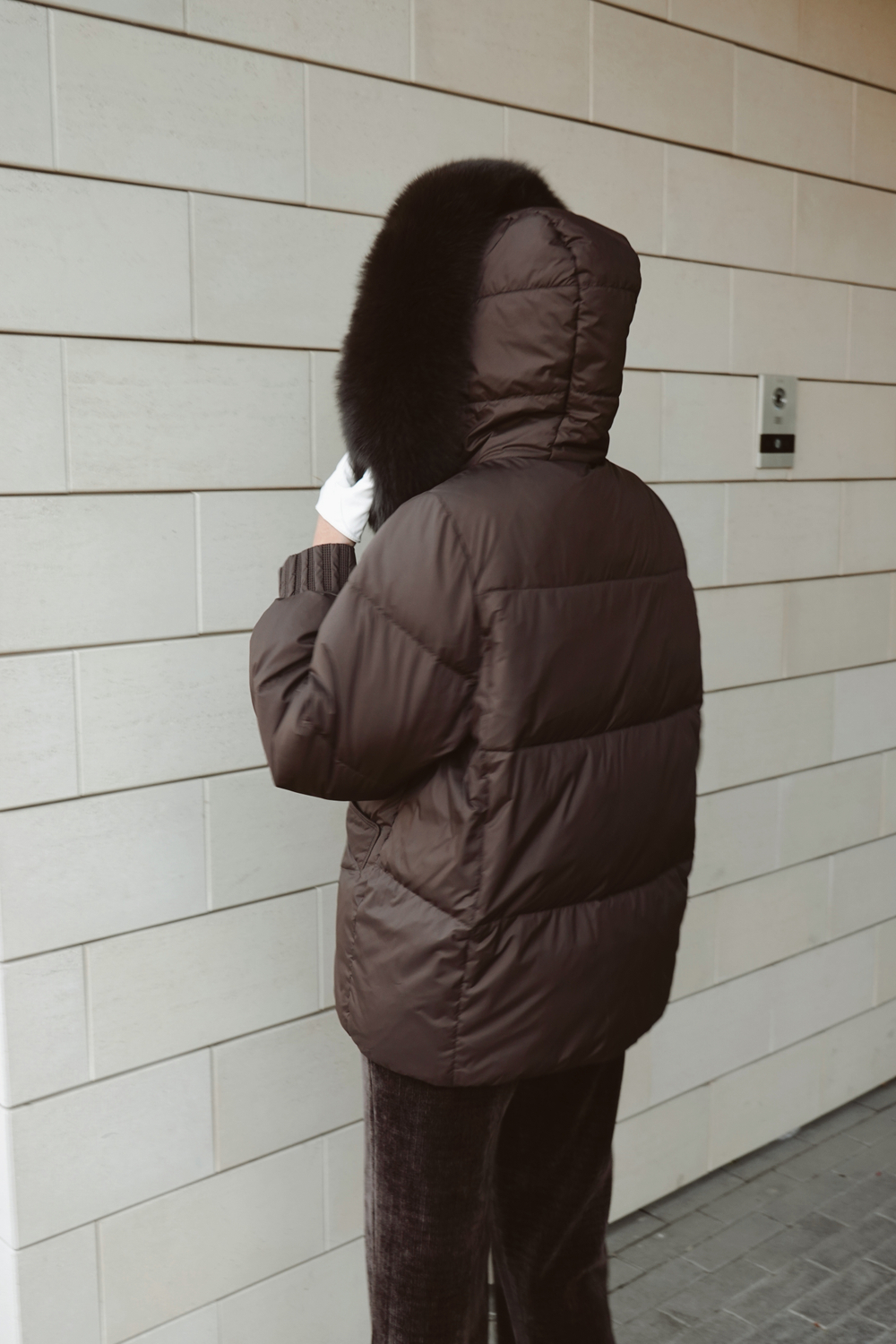 Пуховик средней длины с капюшоном