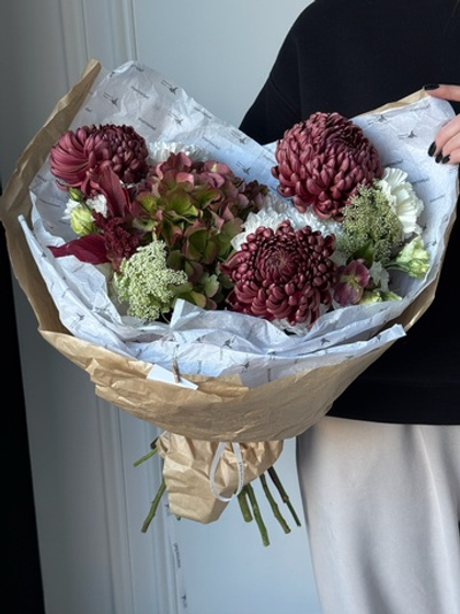 Букет из зеленой гортензии, хелеборуса, амми и хризантем бигуди