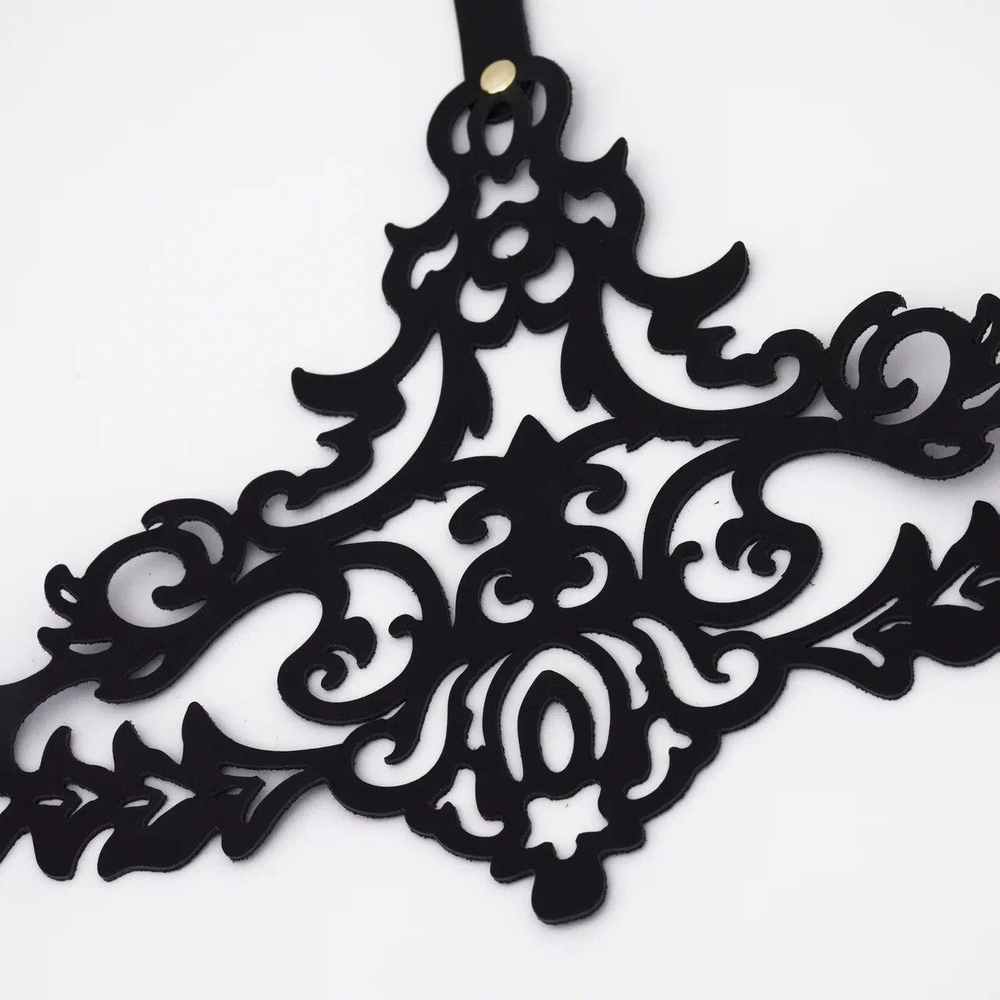 Черная резная портупея с золотистой фурнитурой