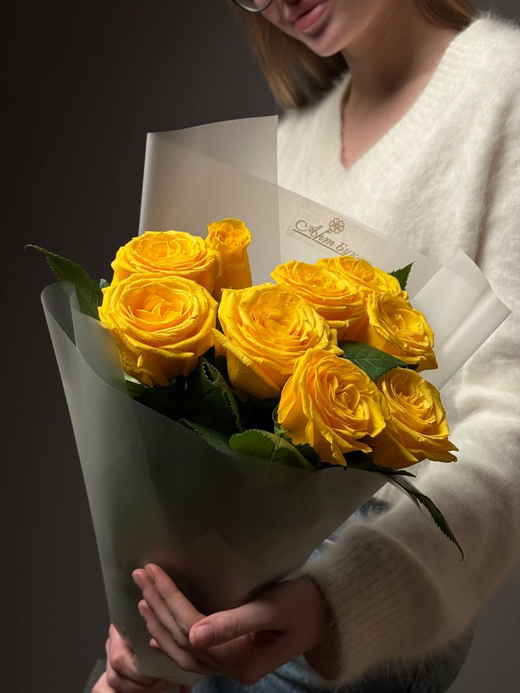 Букет из 9 желтых роз в упаковке