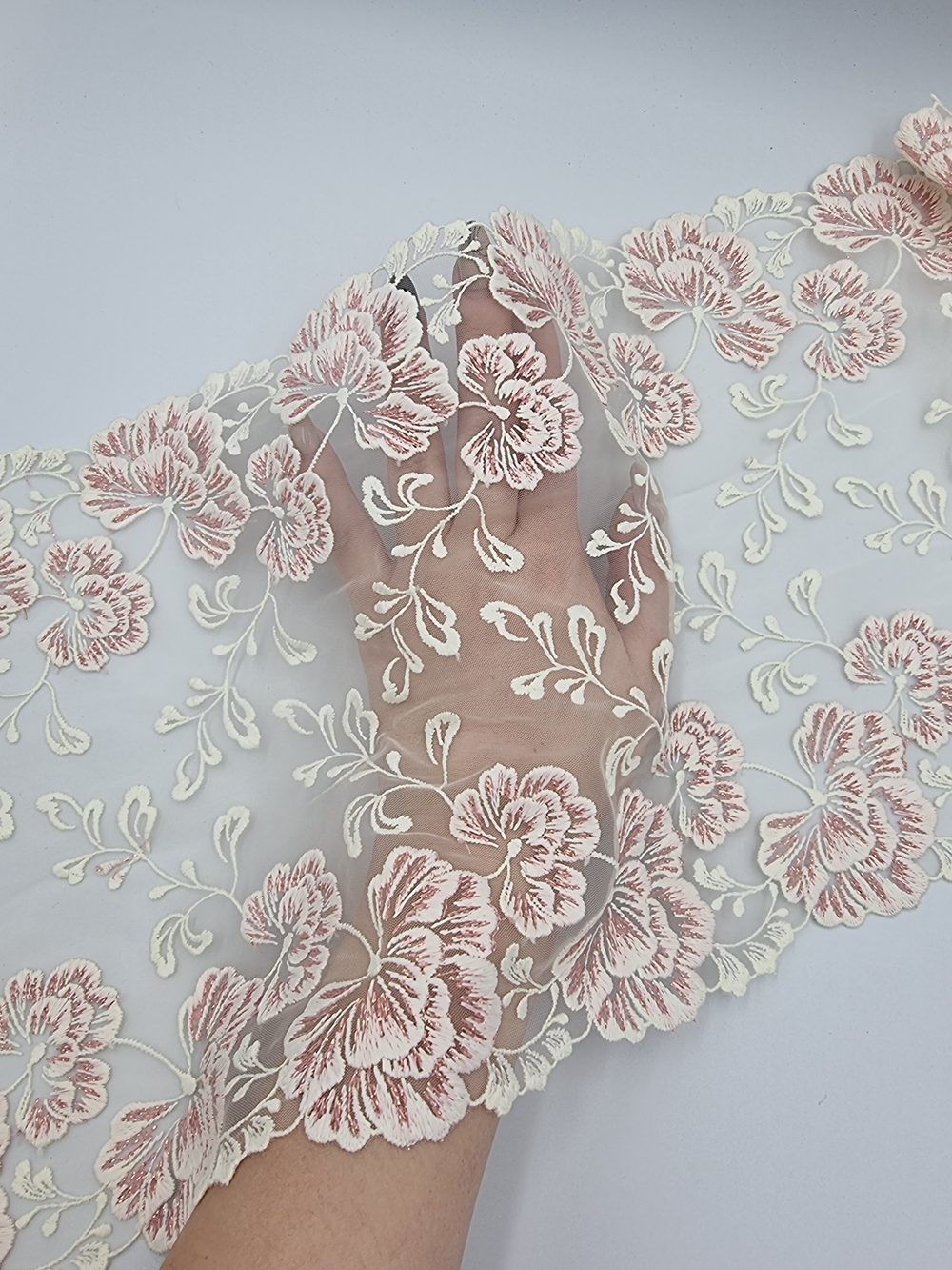 Вышивка на сетке молочный/розовый люрекс К803 24 см