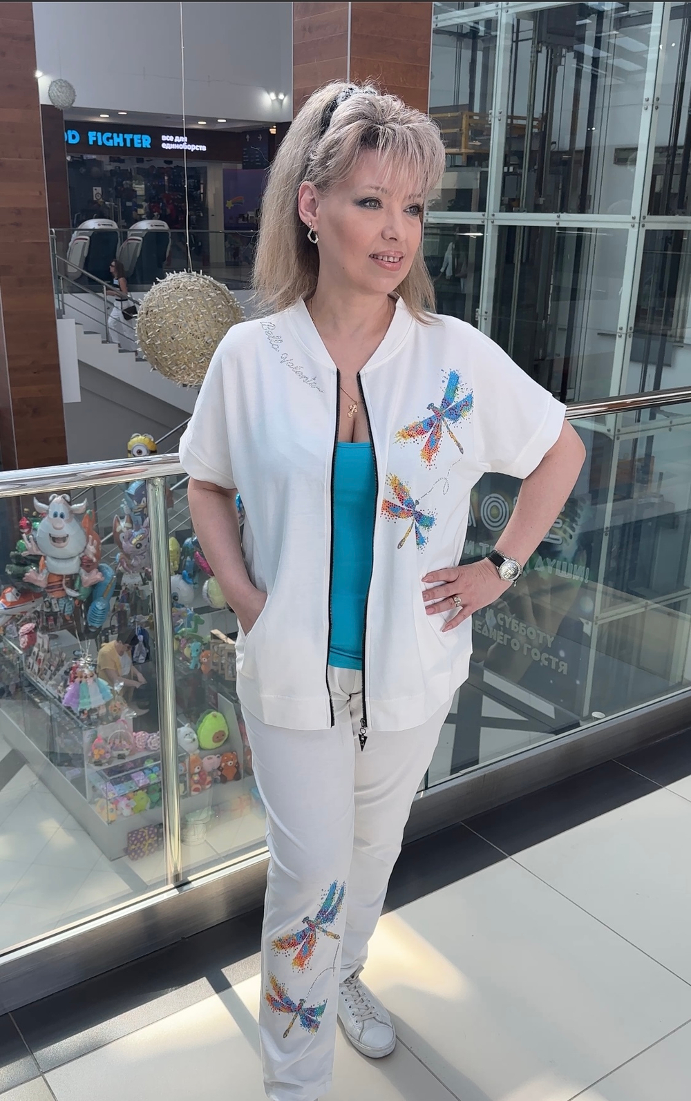 Белый трикотажный брючный костюм