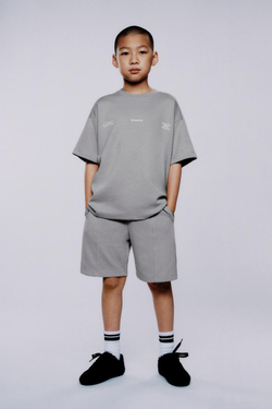 ZARA КОМПЛЕКТ ИЗ ФУТБОЛКИ И ШОРТОВ INTERLOCK, СЕРЫЙ