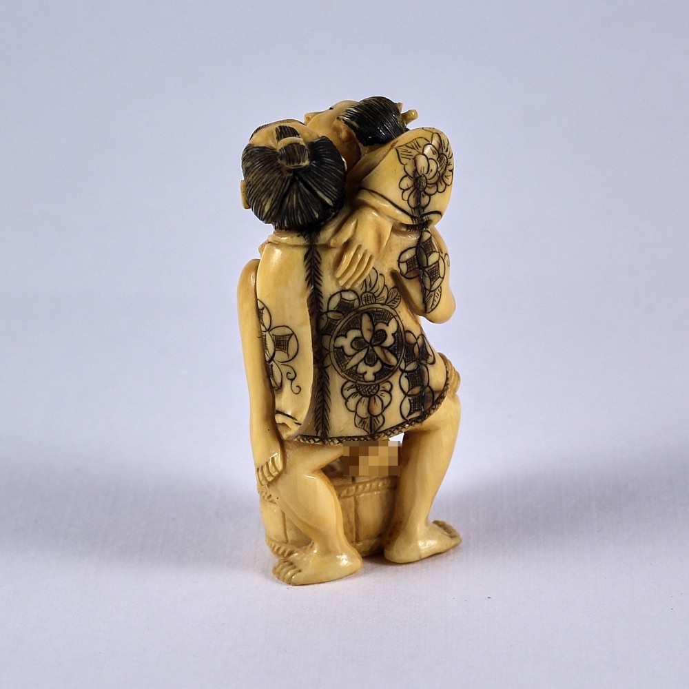 Эротическая статуэтка нэцкэ Любовники моются