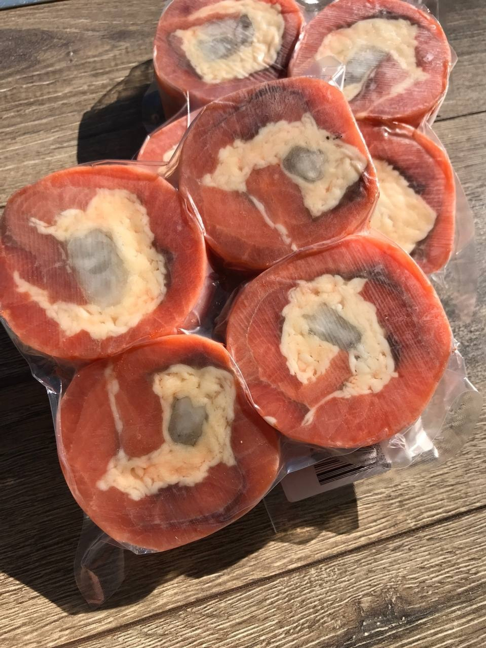 Рулет из форели с креветкой и сыром