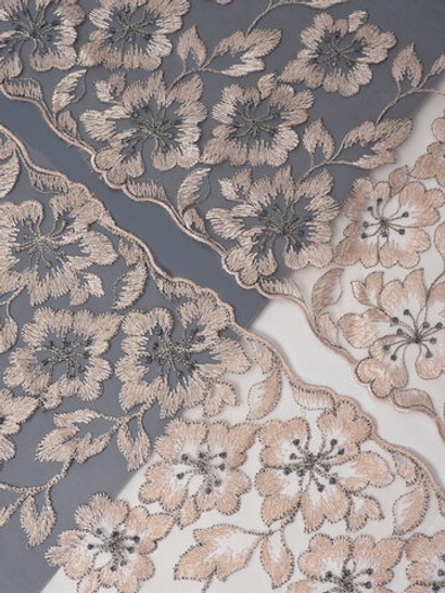 Вышивка на сетке серебристый пион с серебристым люрексом ширина 16 см (2 стороны)