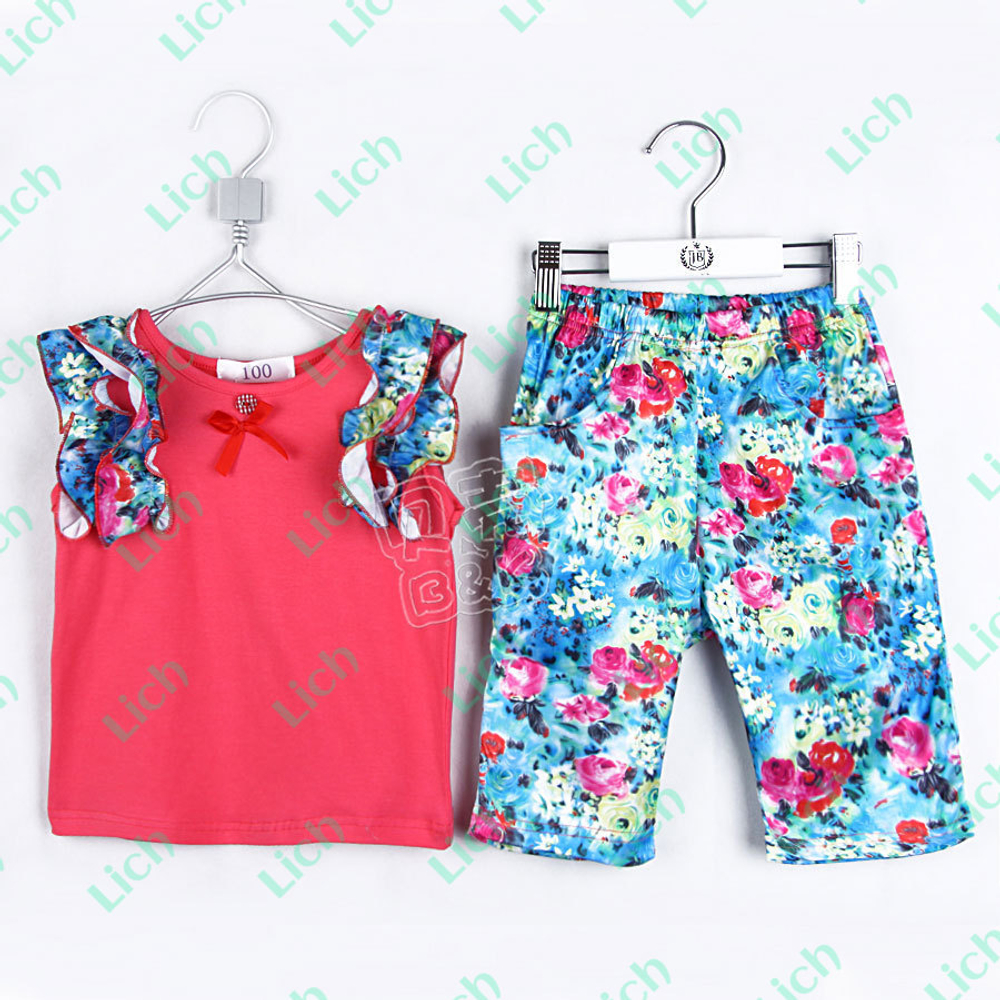 Костюм: топ с рюшами и бриджи-галифе с цветочным принтом