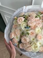 Гранд букет из кустовых пиновидных роз, оксипеталума, диантусов и маттиолы