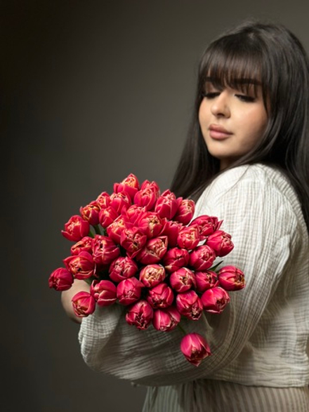 Букет малиновых пионовидных тюльпанов "Колумбус"