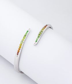 Браслет узкий из серебра со вставками из демантоидов