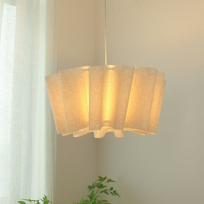 Лаконичный подвесной светильник с мягким текстильным абажуром и теплым рассеянным светом.