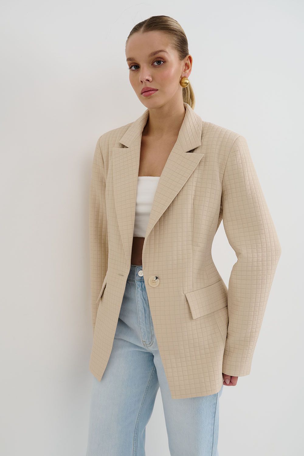 Приталенный жакет со стежкой бежевого цвета