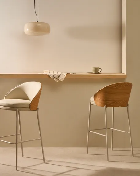 Стул полубарный Eamy из бежевой экокожи, ясеневого шпона с натуральной отделкой и бежевого металла