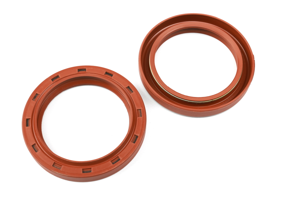 Сальник 75х100х12х14 а/м МАЗ хвостовика редуктора заднего моста (красный с пружиной/NBR) Резинотехника г. Балаково ( ОЕ 500-2402052Р к. )