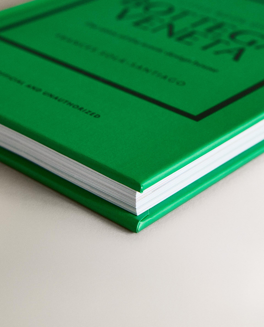 The Little Book of Bottega Veneta. Иллюстрированная книга о модном доме Bottega Veneta (на английском языке)
