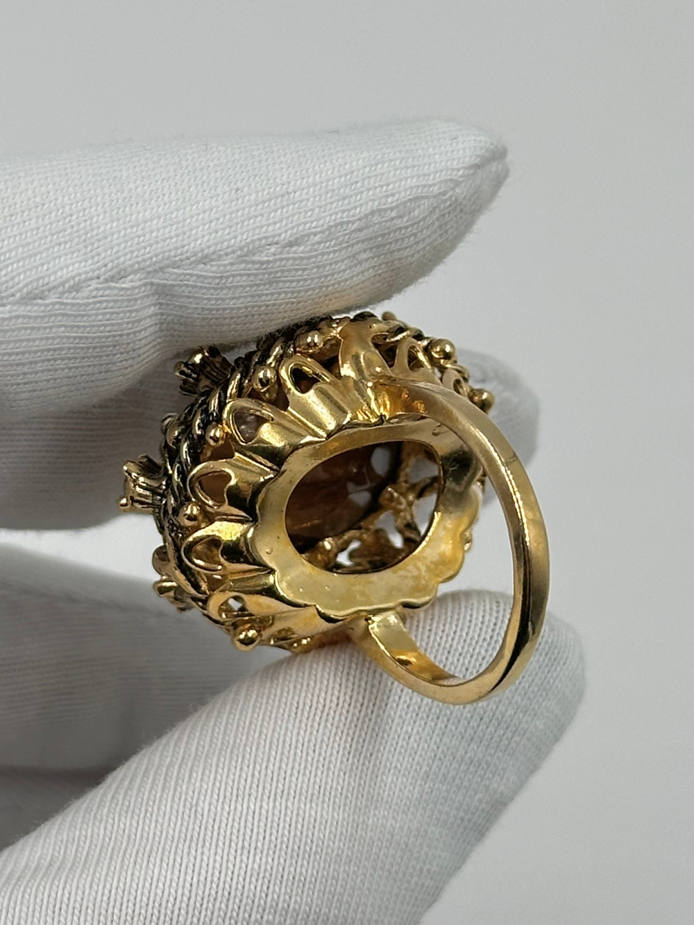Кольцо с коричневыми кристаллами