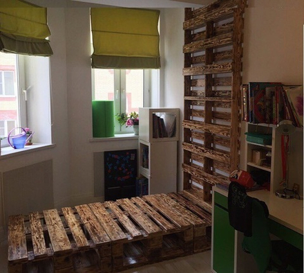 Кровать стилизованная под поддоны КР10