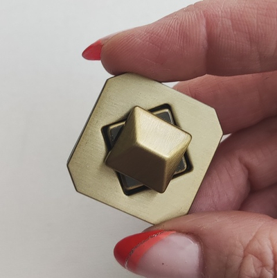 Замок вертушка на винтах Пирамида Антик